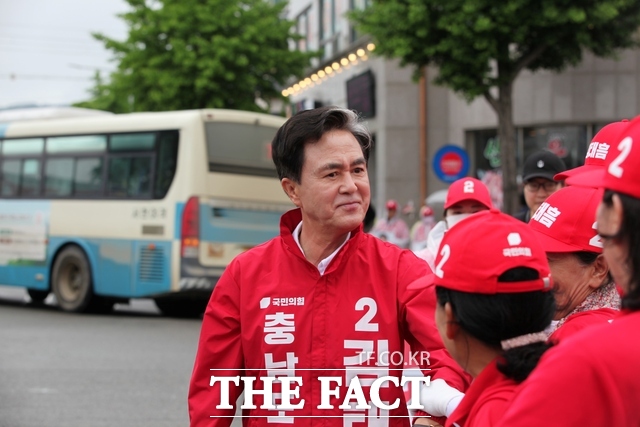 김태흠 국민의힘 충남도지사 후보가 28일 충남 서천군 서천특화시장 일대에서 선거운동원들을 격려하고 있다. /노경완 기자