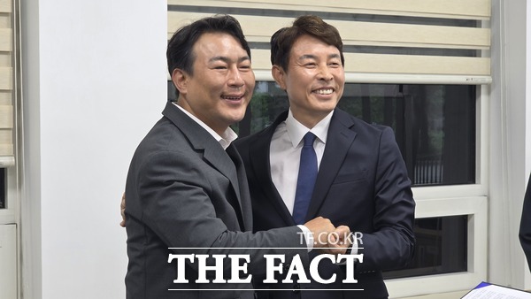 28일 범여권 대전시 서구청장 단일 후보에 전문학 후보(오른쪽)가 선출된 가운데 유지곤 후보와 전 후보가 서로 안으며 격려하고 있다. /정예준 기자