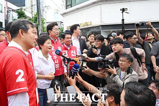 '10년 만의 재회' 원주 찾아 김진태 후보 지원 나선 박근혜 전 대통령(오른쪽).