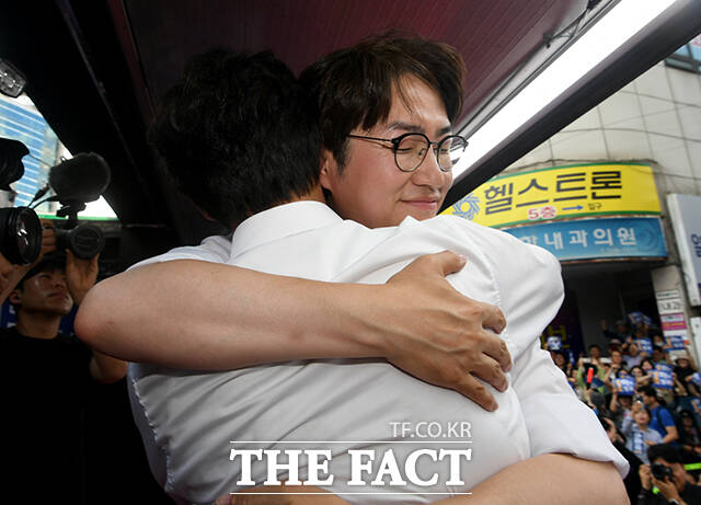 전재수 더불어민주당 부산시장 후보(오른쪽)와 하정우 더불어민주당 부산 북구갑 국회의원 후보가 28일 오후 부산 북구 덕천역 일대에서 합동 유세를 펼치며 지지를 호소하고 있다. /부산=박상민 기자