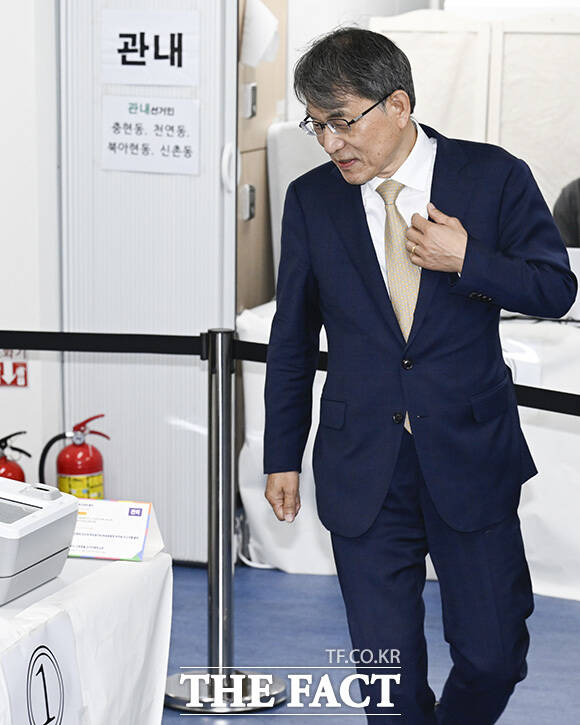 노태악 위원장이 투표 준비 상황을 점검한 후 소감을 밝히고 있다.