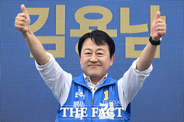 더불어민주당이 6·3 경기 평택을 국회의원 재선거에서 조국혁신당과의 후보 단일화 가능성에 대해 사실상 선을 그었다. 사진은 평택을 재선거에 출마한 김용남 민주당 후보. /남윤호 기자