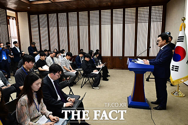 우원식 국회의장이 28일 오전 서울 여의도 국회에서 열린 퇴임기자회견에서 모두발언을 하고 있다. /국회=배정한 기자