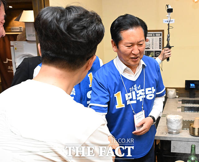 정청래 더불어민주당 총괄상임선대위원장(가운데)이 28일 오후 경북 구미시 광평천공영주차장 인근 상가를 찾아 시민들과 인사를 나누고 있다. /구미=박헌우 기자
