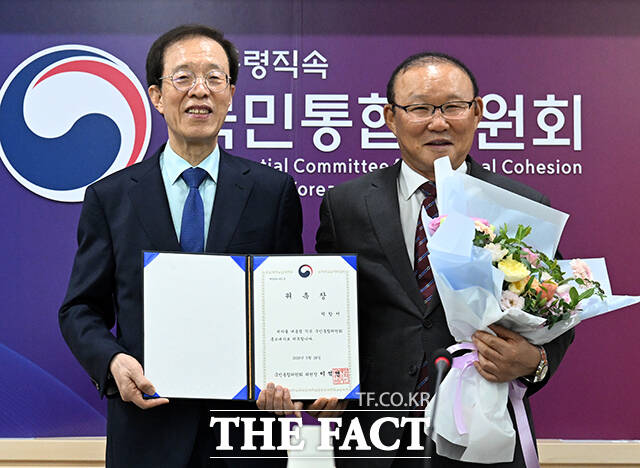 이석연 국민통합위원장(왼쪽)과 박항서 북중미 월드컵 지원단장이 28일 오전 서울 종로구 정부서울청사에서 열린 홍보대사 위촉식에 참석해 태극문양 머플러를 목에 걸고 파이팅을 외치고 있다. /임영무 기자