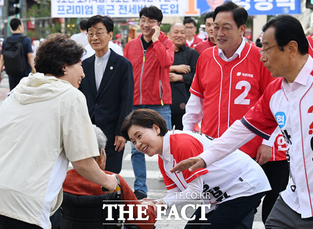 양향자 국민의힘 경기도지사 후보가 유권자들에게 지지를 호소하는 가운데, 양 후보 너머로 추미애 더불어민주당 경기도지사 후보의 사진이 보이고 있다. /하남=이새롬 기자