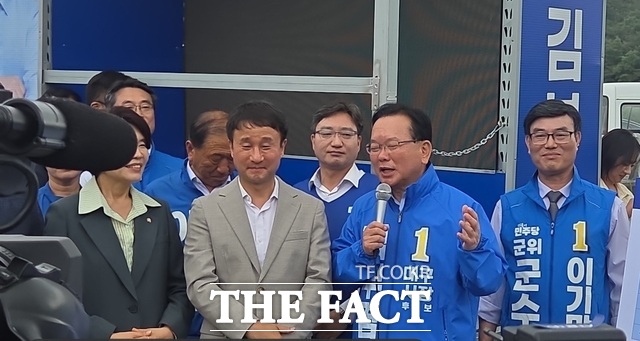 김부겸 더불어민주당 대구시장 후보는 이날 한병도 원내대표와 한정애 정책위의장 등 더불어민주당 지도부와 함께 TK신공항 예정지를 찾아 신공항은 대구경북의 미래를 여는 핵심 사업이다며 사업이 더 늦어지지 않도록 입법과 예산으로 속도를 내겠다고 말했다. /이기만 후보 캠프