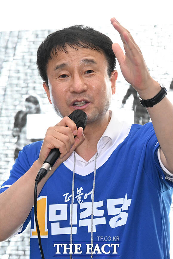 한병도 더불어민주당 공동상임선대위원장이 28일 오후 전북 익산시 어양동 하나로사거리에서 시민들을 향해 지지를 호소하고 있다. /익산=김성렬 기자