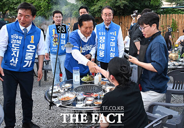 정청래 더불어민주당 총괄상임선대위원장(가운데)이 28일 오후 경북 구미시 광평천공영주차장 인근 상가를 찾아 시민들과 인사를 나누고 있다. /구미=박헌우 기자