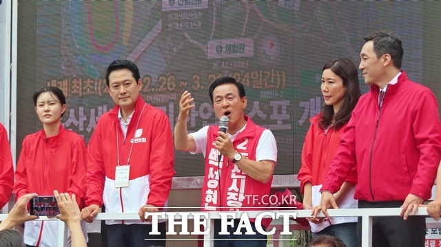 연설하는 백성현 논산시장 후보(가운데). /김형중 기자