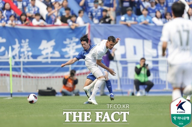 승점 2점 차로 좁혀진 1위 부산과 2위 수원삼성이 30일 '하나은행 K리그2 2026' 14라운드에서 서로 다른 상대로 선두 경쟁을 펼친다./K리그