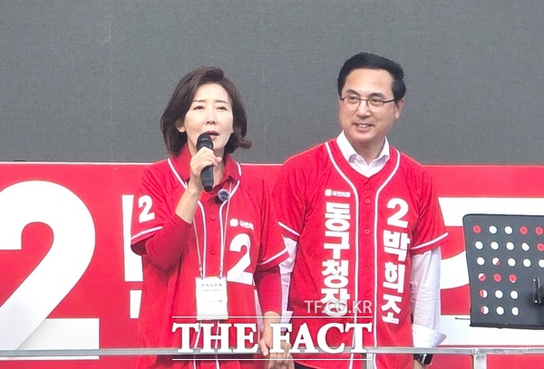 나경원 국민의힘 국회의원(사진 왼쪽)이 28일 오후 대전시 동구를 찾아 박희조 국민의힘 대전시 동구청장 후보에게 힘을 모아달라”고 호소하고 있다. /박희조 후보