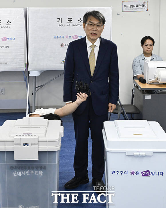 노태악 위원장이 투표 준비 상황을 점검한 후 소감을 밝히고 있다.