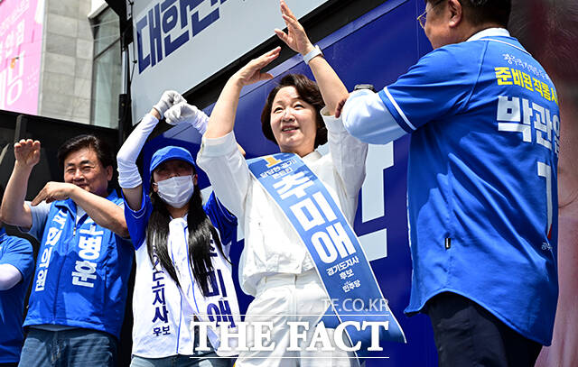 추미애 더불어민주당 경기도지사 후보(왼쪽)가 28일 오후 경기 광주시 참조은병원 앞 집중유세에 참석해 유권자들의 지지를 호소하고 있다. /광주=임영무 기자