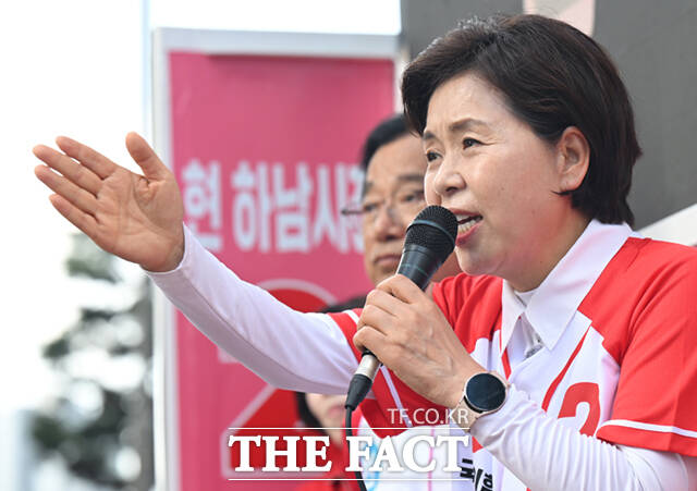 양향자 국민의힘 경기도지사 후보가 28일 경기 하남시 미사문화거리에서 유권자들에게 지지를 호소하고 있다. /하남=이새롬 기자