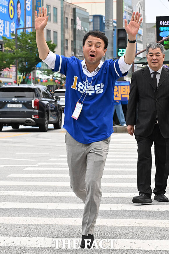 한병도 더불어민주당 공동상임선대위원장이 28일 오후 전북 익산시 어양동 하나로사거리에서 시민들을 향해 지지를 호소하고 있다. /익산=김성렬 기자