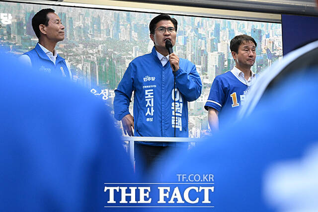 이원택 더불어민주당 전북특별자치도지사 후보가 28일 오후 전북 익산시 어양동 하나로사거리에서 시민들을 향해 지지를 호소하고 있다. /익산=김성렬 기자