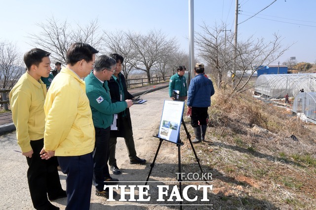 고광완 광주시 행정부시장이 지난 3월 10일 광산구 지역 영산강·황룡강 하천구역 불법 가설건축물 현장을 방문해 불법 점용시설 정비 추진상황 등을 확인하고 있다. /광주시