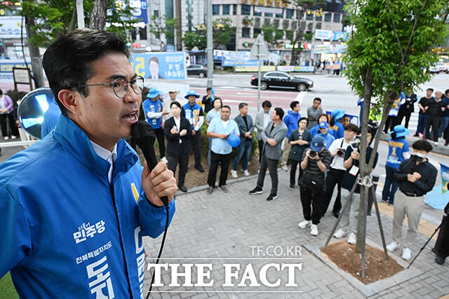 이원택 더불어민주당 전북특별자치도지사 후보가 28일 오후 전북 익산시 어양동 하나로사거리에서 시민들을 향해 지지를 호소하고 있다. /익산=김성렬 기자