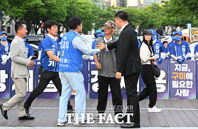 28일 오후 경북 구미시 광평천공영주차장에서 열린 정청래 더불어민주당 총괄상임선대위원장의 오중기 경북도지사 후보, 장세용 구미시장 후보 지원유세 도중 한 시민이 욕설을 섞어 항의하자 경호 인력이 이를 제지하고 있다. /구미=박헌우 기자
