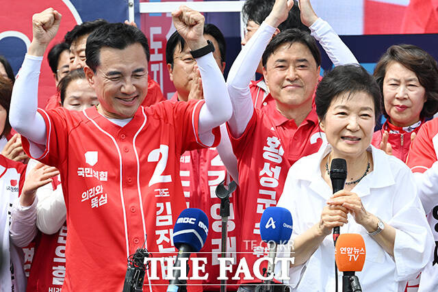 박근혜 전 대통령(오른쪽)이 28일 오후 강원 횡성 태기로 일대에서 시민들에게 김진태 국민의힘 강원도지사 후보 지지를 호소하고 있다. /횡성=남용희 기자