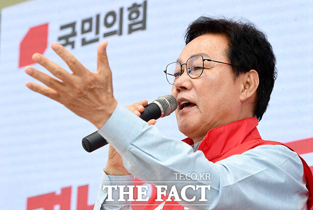 박완수 국민의힘 경남도지사 후보가 28일 오전 경남 창녕군 창녕전통시장에서 지지를 호소하고 있다. /창녕=박상민 기자