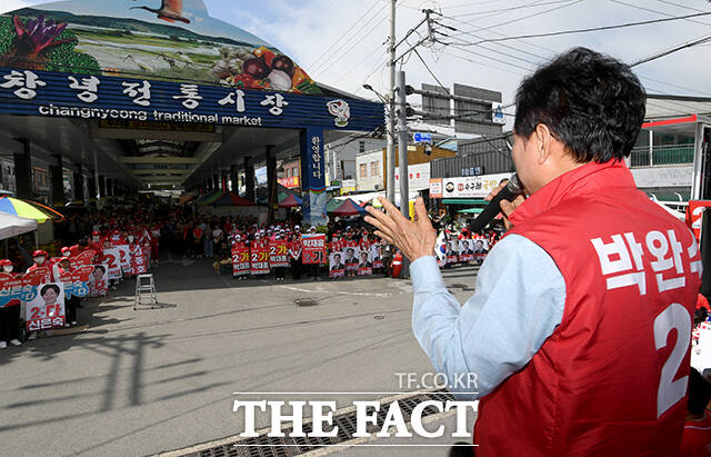 박완수 국민의힘 경남도지사 후보가 28일 오전 경남 창녕군 창녕전통시장에서 지지를 호소하고 있다. /창녕=박상민 기자