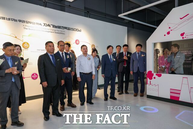 대전국제교육원 개원식에 참석한 내빈들이 글로벌 라이브러리 홀을 둘러보고 있다. /대전시교육청