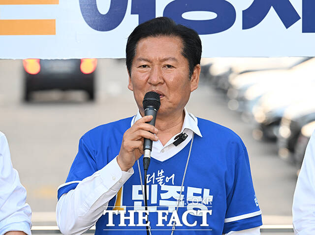 정청래 더불어민주당 총괄상임선대위원장(가운데)이 28일 오후 경북 구미시 광평천공영주차장에서 시민들에게 오중기 경북도지사 후보와 장세용 구미시장 후보에 대한 지지를 호소하고 있다. /구미=박헌우 기자
