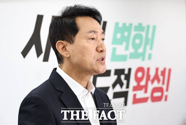 오세훈 국민의힘 서울시장 후보가 28일 서울 종로구 선거사무소에서 열린 기자회견에서 발언을 마친 뒤 고개 숙여 인사하고 있다. /이새롬 기자