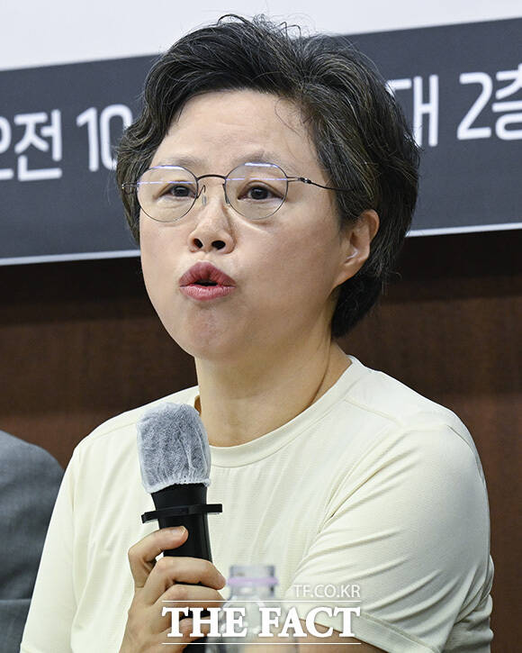 박효주 참여연대 민생희망본부 선임간사와 이강훈 변호사, 최은영 한국도시연구소 소장, 서동규 민달팽이유니온 위원장, 이영규 변호사(왼쪽부터)가 '2026 서울시장 후보 주거·부동산 공약 평가 좌담회'에 참석해 발표를 준비하고 있다.
