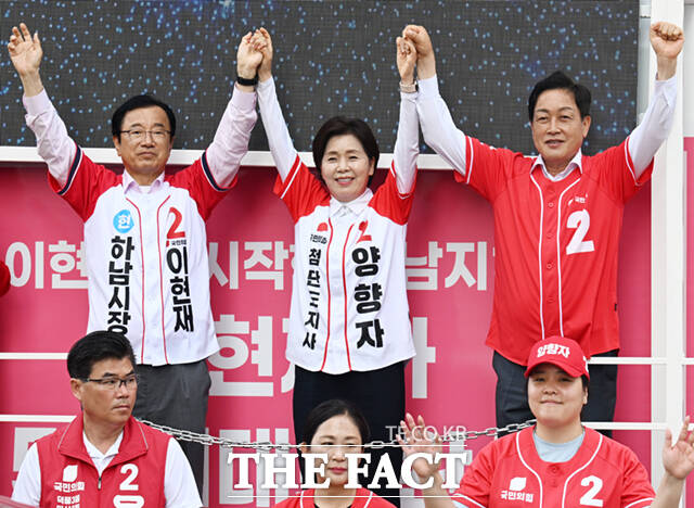 양향자 국민의힘 경기도지사 후보가 유권자들에게 지지를 호소하는 가운데, 양 후보 너머로 추미애 더불어민주당 경기도지사 후보의 사진이 보이고 있다. /하남=이새롬 기자