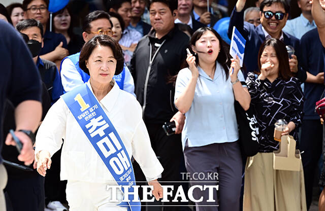 추미애 더불어민주당 경기도지사 후보(왼쪽)가 28일 오후 경기 광주시 참조은병원 앞 집중유세에 참석해 유권자들의 지지를 호소하고 있다. /광주=임영무 기자