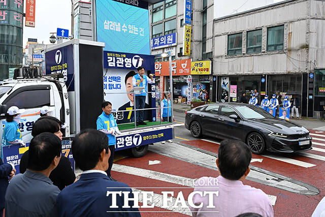 김관영 무소속 전북특별자치도지사 후보가 28일 오후 전북 정읍시 시기동 구 명동의류 사거리에서 시민들을 향해 지지를 호소하고 있다. /정읍=김성렬 기자