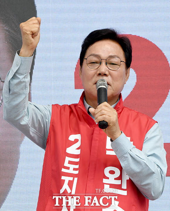 박완수 국민의힘 경남도지사 후보가 28일 오전 경남 창녕군 창녕전통시장에서 지지를 호소하고 있다. /창녕=박상민 기자