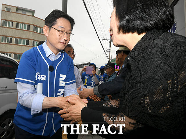 김경수 더불어민주당 경남도지사 후보가 28일 오전 경남 창녕군 창녕시장 인근에서 시민들에게 지지를 호소하고 있다. /창녕=박상민 기자