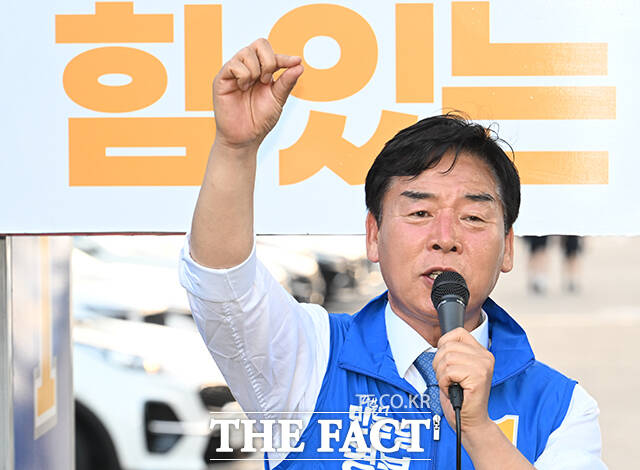 정청래 더불어민주당 총괄상임선대위원장(가운데)이 28일 오후 경북 구미시 광평천공영주차장에서 시민들에게 오중기 경북도지사 후보와 장세용 구미시장 후보에 대한 지지를 호소하고 있다. /구미=박헌우 기자