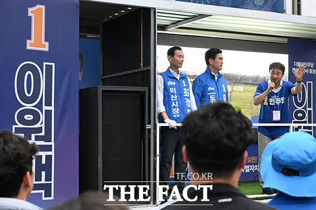 한병도 더불어민주당 공동상임선대위원장이 28일 오후 전북 익산시 어양동 하나로사거리에서 시민들을 향해 지지를 호소하고 있다. /익산=김성렬 기자