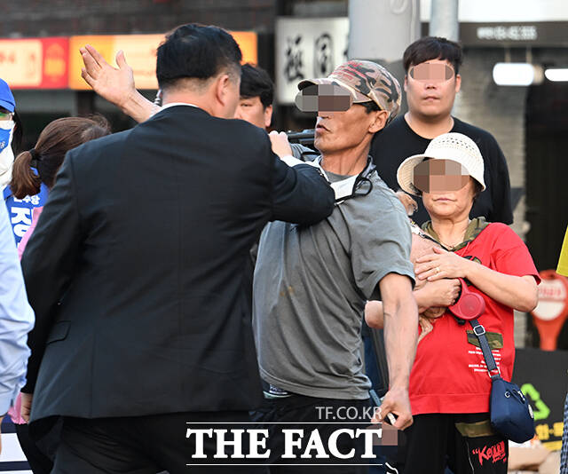 28일 오후 경북 구미시 광평천공영주차장에서 열린 정청래 더불어민주당 총괄상임선대위원장의 오중기 경북도지사 후보, 장세용 구미시장 후보 지원유세 도중 한 시민이 욕설을 섞어 항의하자 경호 인력이 이를 제지하고 있다. /구미=박헌우 기자