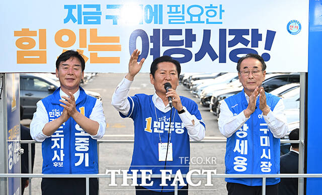 정청래 더불어민주당 총괄상임선대위원장(가운데)이 28일 오후 경북 구미시 광평천공영주차장에서 시민들에게 오중기 경북도지사 후보와 장세용 구미시장 후보에 대한 지지를 호소하고 있다. /구미=박헌우 기자
