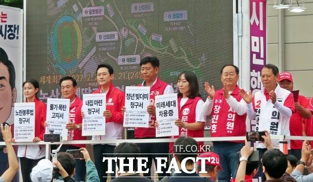 28일 장동혁 국민의힘 대표가 충남 논산시에서 열린 백성현 논산시장 후보 유세장을 찾은 가운데 당직자들과 함께 포퍼먼스를 하고 있다. /김형중 기자