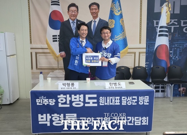 박형룡 더불어민주당 국회의원 후보가 28일 한병도 원내대표에게 지원 약속을 받고 악수를 나누고 있다. /박형룡 후보 선거캠프
