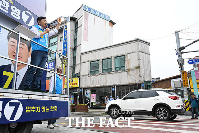 김관영 무소속 전북특별자치도지사 후보가 28일 오후 전북 정읍시 시기동 구 명동의류 사거리에서 시민들을 향해 지지를 호소하고 있다. /정읍=김성렬 기자