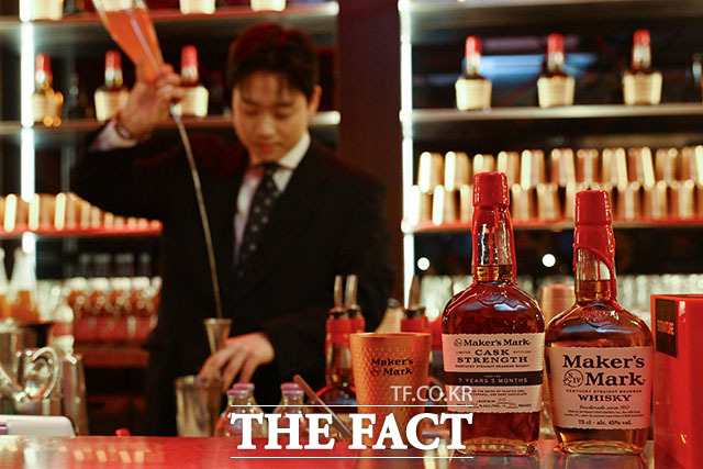 핸드메이드 프리미엄 버번 위스키 ‘메이커스 마크(Maker’s Mark)’가 개최하는 '독주 페스티벌'이 28일 오후 서울 종로구 낙원악기상가에서 열린 가운데 바텐더가 칵테일을 제조하고 있다. /서예원 기자