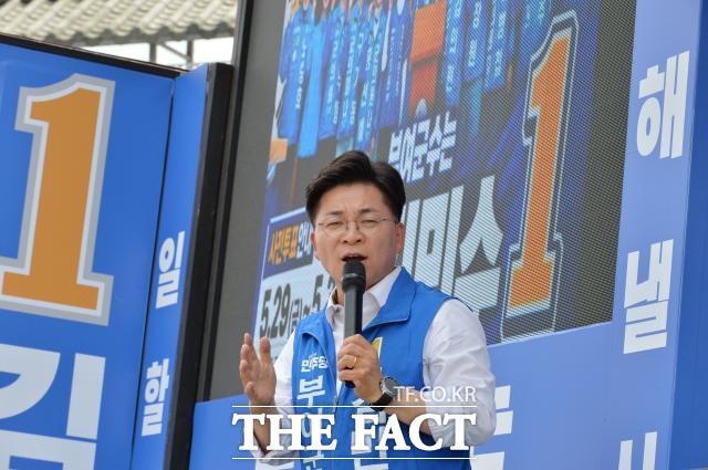 유세차에서 연설하고 있는 김민수 더불어민주당 부여군수 후보. /김민수 후보 선거캠프