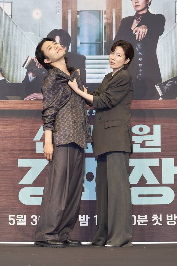 배우 진구(왼쪽)와 전혜진이 JTBC 새 토일드라마 '신입사원 강회장'에서 남매 케미스트리를 선보인다. /JTBC