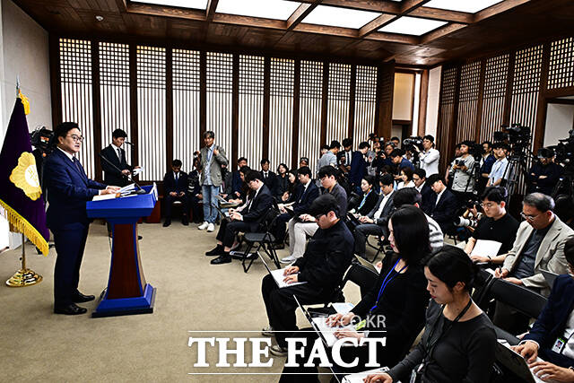 우원식 국회의장이 28일 오전 서울 여의도 국회에서 열린 퇴임기자회견에서 모두발언을 하고 있다. /국회=배정한 기자