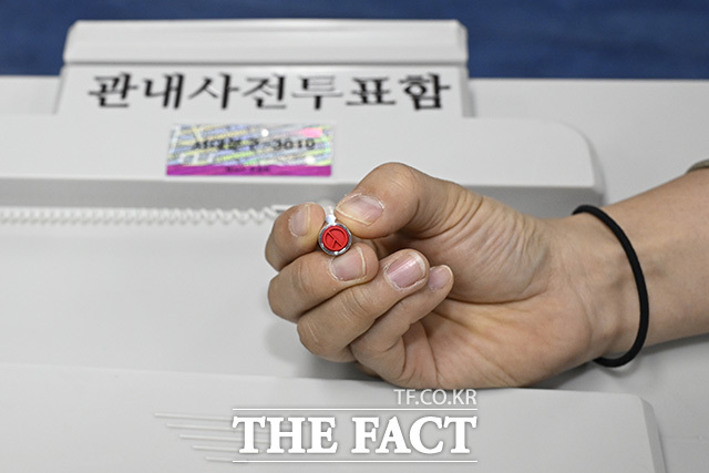 선관위 관계자가 투표 도장을 확인하고 있다.