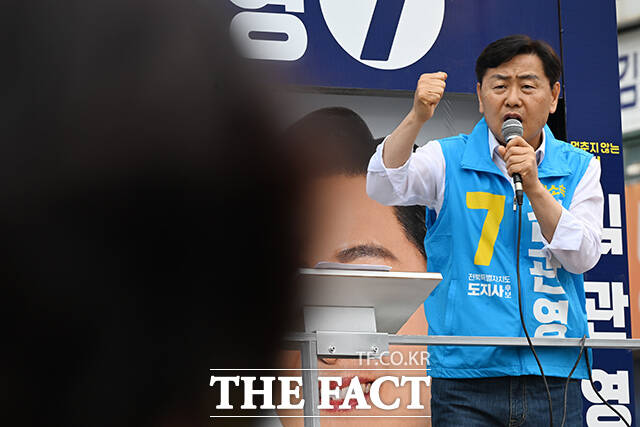 김관영 무소속 전북특별자치도지사 후보가 28일 오후 전북 정읍시 시기동 구 명동의류 사거리에서 시민들을 향해 지지를 호소하고 있다. /정읍=김성렬 기자