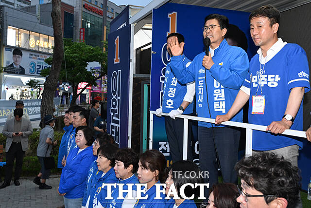 이원택 더불어민주당 전북특별자치도지사 후보가 28일 오후 전북 익산시 어양동 하나로사거리에서 시민들을 향해 지지를 호소하고 있다. /익산=김성렬 기자
